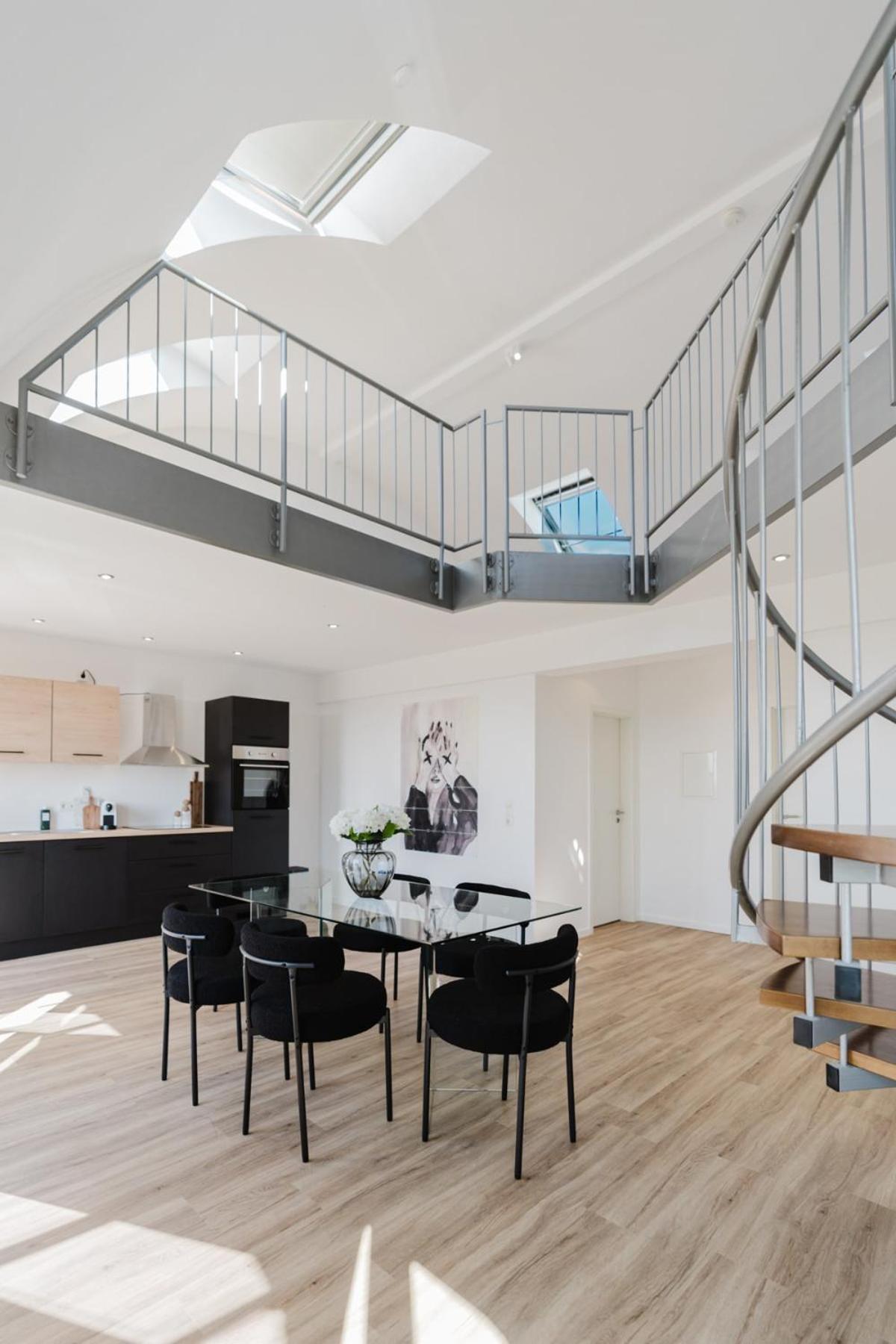 2 Bedroom Penthouse Loft - Whirlpool - Terrasse - Wifi - Zentral - Kueche - Kaffee - Parkhaus Apartment
